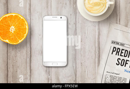 Smart Phone con display isolato sul tavolo. Quotidiano, caffè e arancione. Vista dall'alto. Foto Stock