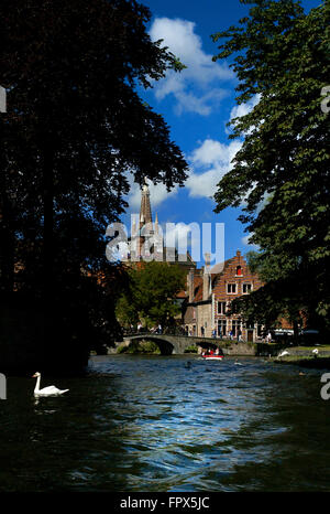 Ponte Wijngaard sul canale e la torre della Chiesa di nostra Signora, Onze-lieve-Vrouwekerk, Bruges, Belgio Foto Stock