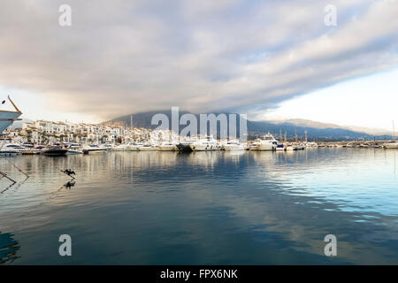 Yacht di lusso nel porto turistico di Puerto Banus a Marbella, Costa del Sol, Andalusia, Spagna Foto Stock