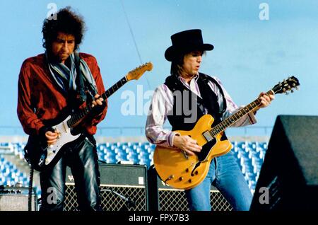 BOB DYLAN , TOM PETTY, effettuando al ricco STADIUM Buffalo NY 07-04 del 1986 photo Michael Brito Foto Stock