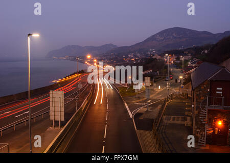 Traffico sentieri di luce sulla A55 North Wales coast road. Foto Stock