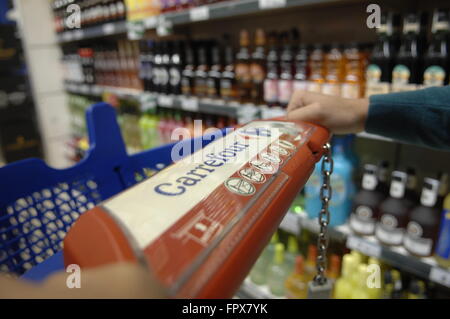 Supermercato Carrefour maniglia carrello mostra il nome e il logo dell'azienda che viene spinto lungo il corridoio del negozio a Malaga Spagna. Foto Stock