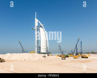 Le gru e i lavori in corso sul sito in costruzione vicino a Burj al Arab Hotel Jumeirah Beach nella città di Dubai, United Arab Emira Foto Stock