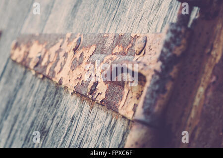 Dettagli di un vecchio arrugginito sulla cerniera persiane di legno. Foto Stock