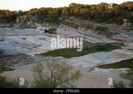 I visitatori potranno gustarsi la collina panoramica impostazione paese di Pedernales Falls State Park dove il fiume scorre su inclinato gradini. Foto Stock