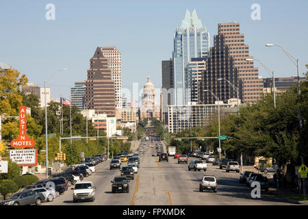 Una vista verso sud Congress Avenue al Campidoglio dello Stato del Texas ad Austin, Texas, Stati Uniti d'America Foto Stock