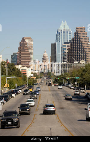 Una vista verso sud Congress Avenue al Campidoglio dello Stato del Texas ad Austin, Texas, Stati Uniti d'America Foto Stock