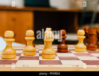 A scacchi sulla scacchiera Foto Stock