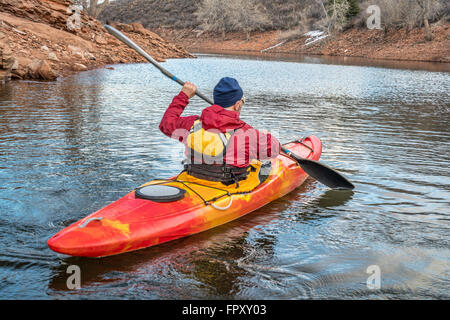 Canoa kayak colorati su un tranquillo fiume o lago - Concetto di ricreazione Foto Stock