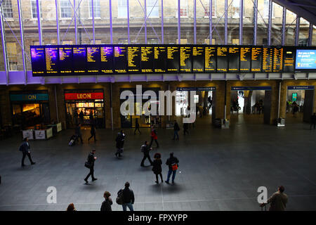 Partenze board presso la Stazione Waterloo di Londra Inghilterra REGNO UNITO Foto Stock