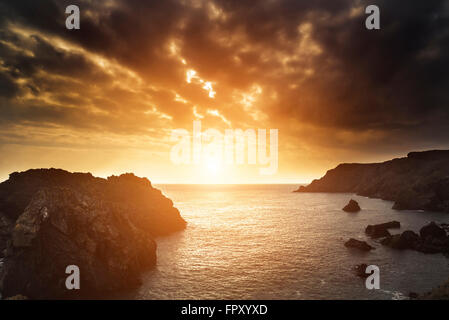 Tramonto mozzafiato del paesaggio negli cove roccioso che guarda al mare Foto Stock