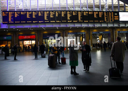 Partenze board presso la Stazione Waterloo di Londra Inghilterra REGNO UNITO Foto Stock