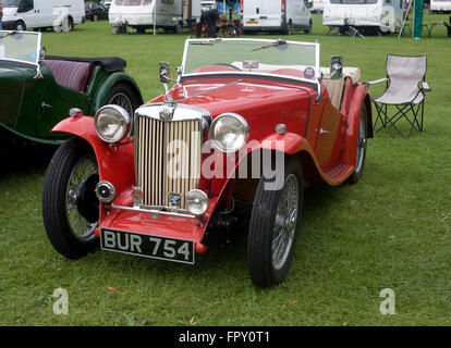 MG,auto,rosso,Weald and Downland,aria aperta,museo,vintage,classic,convertibili Foto Stock