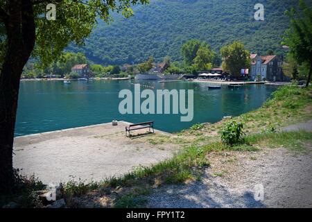 Le montagne incontrano il mare; idilliaca baia con acque chiare e di una spiaggia tranquilla nel villaggio di Morinje, la Baia di Kotor, Montenegro Foto Stock