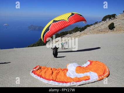 Parapendio parapendio al largo della montagna di Babadag per atterrare a Oludeniz vicino Fethiye Turchia Foto Stock