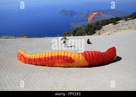 Parapendio parapendio al largo della montagna di Babadag per atterrare a Oludeniz vicino Fethiye Turchia Foto Stock