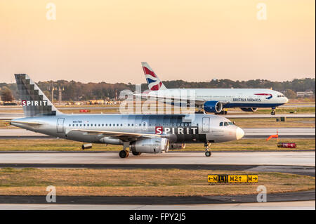 Lo spirito e le compagnie aeree British Airways getti di passeggeri in rullaggio a Atlanta International Airport di Atlanta, Georgia. Stati Uniti d'America. Foto Stock