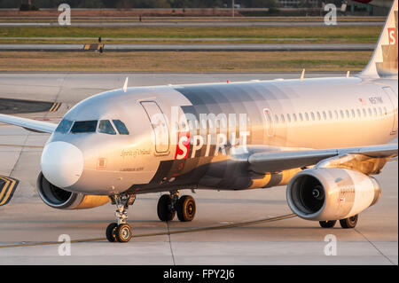 Spirito le compagnie aeree jet del passeggero sulla pista di rullaggio ad Atlanta International Airport di Atlanta, Georgia. (USA) Foto Stock