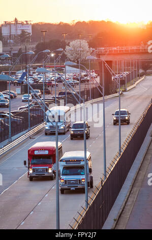 Van navetta aria di trasporto viaggiatori su terminale approccio all'Aeroporto Internazionale Hartsfield-Jackson di Atlanta. Foto Stock