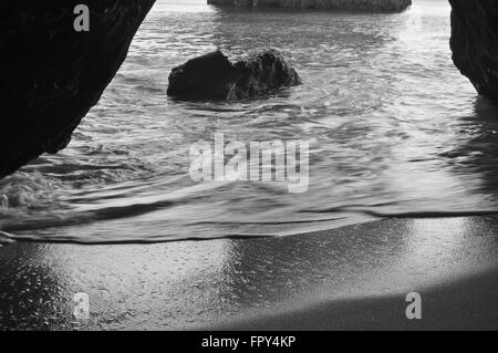 Grotta vicino Albandeira beach, lagoa, algarve, portogallo Foto Stock