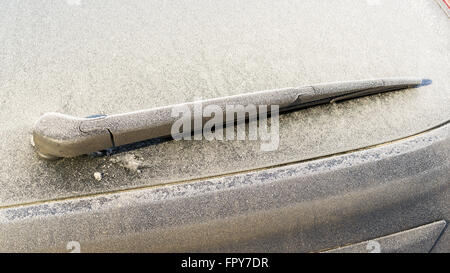 Parabrezza posteriore finestra auto tergicristallo congelato con gelo in un freddo ambiente. Foto Stock