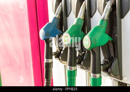 UFA - RUSSIA 13Febbraio 2016 - Benzina pompe a mano sul visualizzatore in corrispondenza di un locale stazione di gas a Ufa Russia dando gli automobilisti a choic Foto Stock