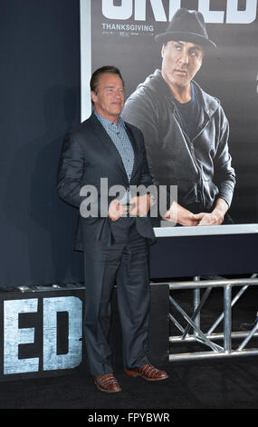 LOS ANGELES, CA - Novembre 19, 2015: Arnold Schwarzenegger presso il Los Angeles premiere mondiale del "credo" al Regency Village Theatre, Westwood. Foto Stock