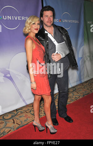 PASADENA, CA - 10 gennaio 2010: Tori Spelling e il marito Dean McDermott presso NBC Universal per l'inverno 2010 Press Tour cocktail party in The Langham Huntington Hotel, Pasadena. Foto Stock