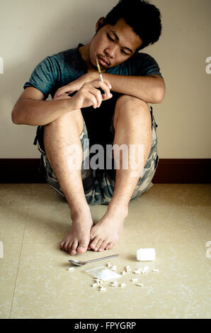 Tossicodipendente uomo con la siringa in mano Foto Stock