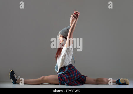 Montare una giovane donna che indossa casual plaid shirt seduti in gruppi, cavallo di posizione. Stile moderno e bellissimo teen cool ballerina wor Foto Stock