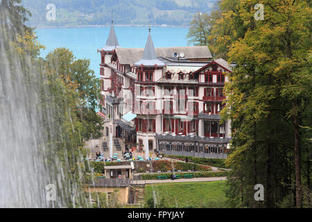 Una fotografia del Grand Hotel Giessbach come visto da dietro il Giessbach cade sul Lago di Brienz in Svizzera. Foto Stock
