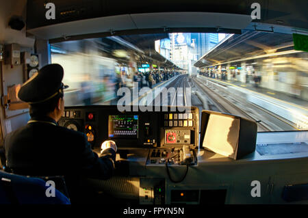 La JR Yamanote treno dei pendolari tirando in Station nel centro di Tokyo, Giappone Foto Stock