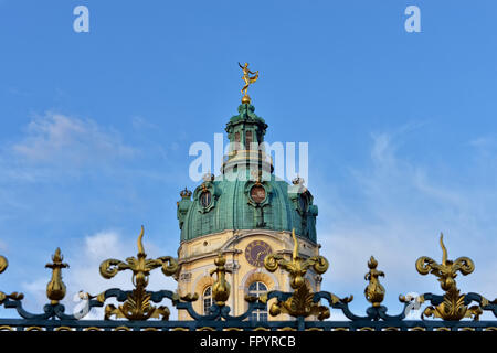 Dom della cattedrale francese sulla Gendarmenmarkt a Berlino in chiara giornata invernale Foto Stock