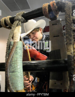 Albuquerque, NM, Stati Uniti d'America. Xix Mar, 2016. Derek Kolbaba ottiene il suo bull corda pronto per le notti cavalcata in seconda notte di Ty Murray Invitational. Sabato, Marzo 19, 2016. © Jim Thompson/Albuquerque ufficiale/ZUMA filo/Alamy Live News Foto Stock