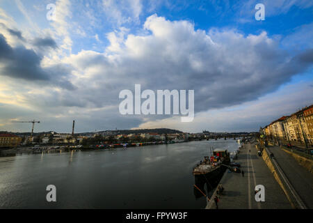 Praga, Repubblica Ceca. Xix Mar, 2016. Il fiume Moldava a Praga. © Aziz Karimov/Pacific Press/Alamy Live News Foto Stock