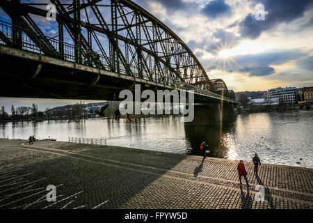 Praga, Repubblica Ceca. Xix Mar, 2016. Zeleznicni più e il fiume Moldava a Praga. © Aziz Karimov/Pacific Press/Alamy Live News Foto Stock