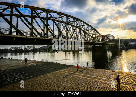 Praga, Repubblica Ceca. Xix Mar, 2016. Zeleznicni più e il fiume Moldava a Praga. © Aziz Karimov/Pacific Press/Alamy Live News Foto Stock