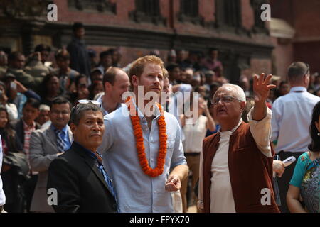 Lalitpur, Nepal. 20 Mar, 2016. British principe Harry (C, anteriore) visite il terremoto ha colpito storico Patan Durbar Square arruolato come l'Organizzazione delle Nazioni Unite per l'Educazione, la scienza e la Cultura (UNESCO) Sito Patrimonio Mondiale basato in Lalitpur, Nepal, Marzo 20, 2016. © Sunil Sharma/Xinhua/Alamy Live News Foto Stock