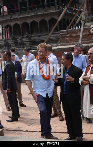 Lalitpur, Nepal. 20 Mar, 2016. British principe Harry (L, anteriore) visite il terremoto ha colpito storico Patan Durbar Square arruolato come l'Organizzazione delle Nazioni Unite per l'Educazione, la scienza e la Cultura (UNESCO) Sito Patrimonio Mondiale basato in Lalitpur, Nepal, Marzo 20, 2016. © Sunil Sharma/Xinhua/Alamy Live News Foto Stock