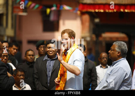 Lalitpur, Nepal. 20 Mar, 2016. Il principe Harry onde alle folle di persone all'interno del tempio d'oro premessa vicino alla storica Patan Durbar Square, un sito patrimonio mondiale dell'UNESCO in Lalitpur, Nepal, Domenica Marzo 20, 16. Il principe ha visitato la locale popolazione nepalese e ispezionati i templi che sono stati danneggiati dal terremoto dello scorso anno. Credito: Skanda Gautam/ZUMA filo/Alamy Live News Foto Stock