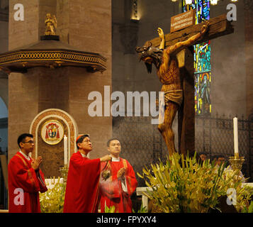 Arcivescovo di Manila Luis Antonio Tagle Cardinale officiare una massa durante la celebrazione della Domenica delle Palme presso la Cattedrale di Manila. Domenica delle Palme commemora l'ingresso trionfale di Cristo a Gerusalemme e segna anche l'inizio di una settimana di commemorazione della sua passione, morte e risurrezione. (Foto di Marlo Cueto / Pacific Stampa) Foto Stock