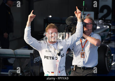 (160320) -- MELBOURNE, Marzo 20, 2016 (Xinhua) -- Mercedes AMG Petronas Formula One driver Nico Rosberg di Germania festeggia dopo aver vinto la Australian Formula One Grand Prix all'Albert Park di Melbourne, Australia, 20 marzo 2016. (Xinhua/Bai Xue) Foto Stock