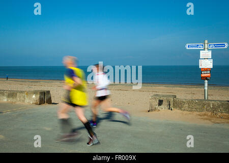 Fleetwood lungomare corsa; corridori sfocati in movimento sulla spianata costiera. Velocità di esecuzione di 10k Charity. I corridori si sono riuniti sul lungomare per una corsa di beneficenza organizzata dal Rotary Club di Fleetwood, Lancashire, Regno Unito Foto Stock