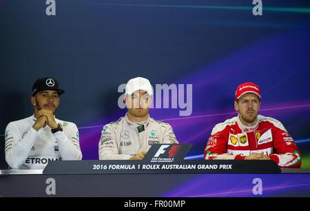 Melbourne, Australia. 20 Mar, 2016. Mercedes AMG Petronas Formula One driver Nico Rosberg (C) della Repubblica federale di Germania, la Mercedes AMG Petronas pilota di Formula Uno Lewis Hamilton (L) della Gran Bretagna e della Scuderia Ferrari di Formula Uno pilota Sebastian Vettel della Germania di partecipare alla conferenza stampa dopo la Australian Formula One Grand Prix all'Albert Park di Melbourne, Australia, 20 marzo 2016. © Bai Xue/Xinhua/Alamy Live News Foto Stock