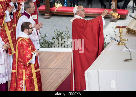 Città del Vaticano il Vaticano. 20 Mar, 2016. Papa Francesco celebra la Domenica delle Palme in Piazza San Pietro nella Città del Vaticano il Vaticano il 20 marzo 2016. La celebrazione inizia con una processione seguita dalla benedizione delle palme o rami di ulivo, che vengono utilizzati in Italia, che simboleggia Gesù" trionfale ingresso in Gerusalemme durante i quali rami di palme sono state previste ai suoi piedi. Credito: Giuseppe Ciccia/Pacific Press/Alamy Live News Foto Stock