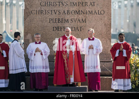 Città del Vaticano il Vaticano. 20 Mar, 2016. Papa Francesco celebra la Domenica delle Palme in Piazza San Pietro nella Città del Vaticano il Vaticano il 20 marzo 2016. La celebrazione inizia con una processione seguita dalla benedizione delle palme o rami di ulivo, che vengono utilizzati in Italia, che simboleggia Gesù" trionfale ingresso in Gerusalemme durante i quali rami di palme sono state previste ai suoi piedi. Credito: Giuseppe Ciccia/Pacific Press/Alamy Live News Foto Stock