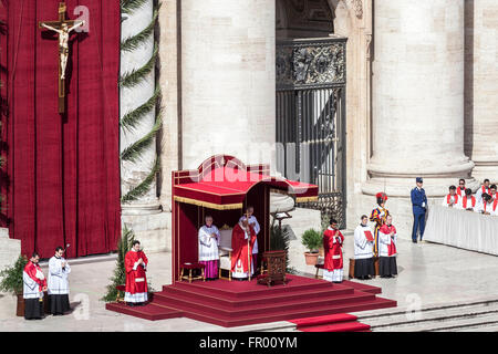 Città del Vaticano il Vaticano. 20 Mar, 2016. Papa Francesco celebra la Domenica delle Palme in Piazza San Pietro nella Città del Vaticano il Vaticano il 20 marzo 2016. La celebrazione inizia con una processione seguita dalla benedizione delle palme o rami di ulivo, che vengono utilizzati in Italia, che simboleggia Gesù" trionfale ingresso in Gerusalemme durante i quali rami di palme sono state previste ai suoi piedi. Credito: Giuseppe Ciccia/Pacific Press/Alamy Live News Foto Stock