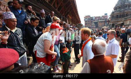 Lalitpur, Nepal. 20 Mar, 2016. British principe Harry visiti il quake hit storiche Patan Durbar Square, un sito patrimonio mondiale dell'UNESCO in Lalitpur, Nepal. © Sunil Sharma/ZUMA filo/Alamy Live News Foto Stock