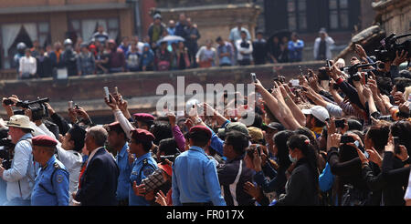 Lalitpur, Nepal. 20 Mar, 2016. La folla tenta di scattare foto durante l'arrivo di British principe Harry a quake hit storiche Patan Durbar Square, un sito patrimonio mondiale dell'UNESCO in Lalitpur, Nepal. © Sunil Sharma/ZUMA filo/Alamy Live News Foto Stock