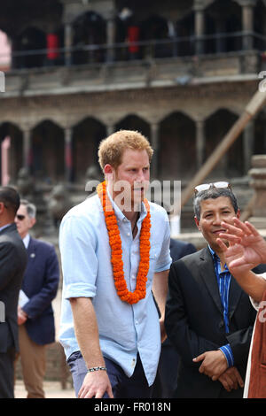 Lalitpur, Nepal. 20 Mar, 2016. British principe Harry visiti il quake hit storiche Patan Durbar Square, un sito patrimonio mondiale dell'UNESCO in Lalitpur, Nepal. © Sunil Sharma/ZUMA filo/Alamy Live News Foto Stock